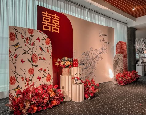 Chinese Backdrop Design, Chinese Lanterns Decor, Chinese Tea Ceremony Backdrop, Sangjit Decoration Backdrop Simple, Japanese Backdrop, Chinese Wedding Backdrop, Tea Ceremony Decorations, Viet Wedding, Sangjit Decoration