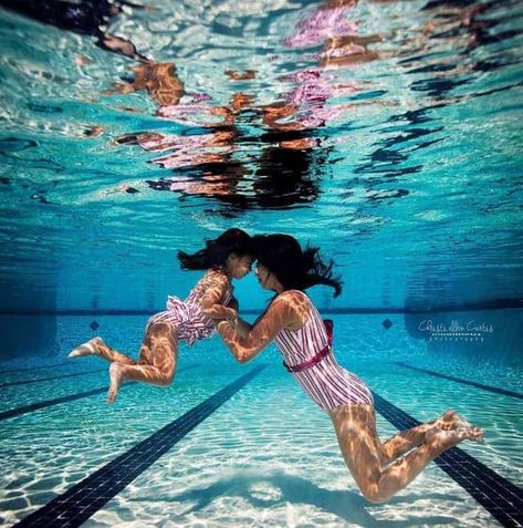 Outdoor Family Photo Ideas & Tips - RUN WILD MY CHILD Swimming Pool Photography, Mini Swimming Pool, Outdoor Family Photoshoot, Family Photoshoot Ideas, Swimming Photos, Family Swimming, Pool Photography, Family Photo Ideas, Teacher Photo