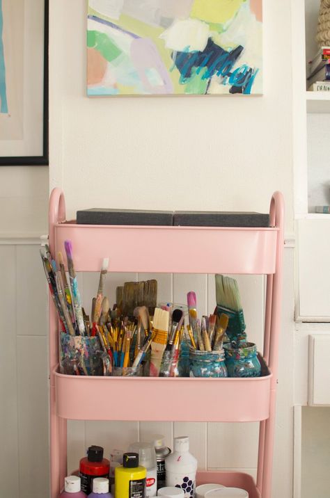 Art Cart For Adults, Professional Art Supply Organization, Pink Art Room, How To Organize My Art Studio, Art Cart Aesthetic, Paint Supplies Organization, Art Supplies Storage Aesthetic, Pink Art Supplies, Pastel Art Studio