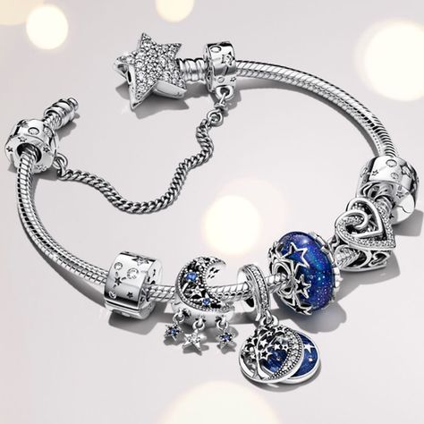 Blue And Silver Pandora Bracelet, Dark Blue Pandora Bracelet, Pandora Bracelet Ideas Inspiration, Blue Pandora Bracelet, Pandora Azul, Pandora Bracelet Charms Ideas, Pandora Bracelet Designs, Pandora Blue, Pandora Jewelry Charms