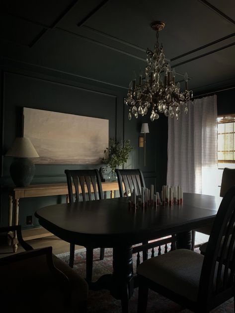 Formal Dining Room Ceiling Ideas, Dark Traditional Dining Room, Dark Painted Ceiling Dining Room, Moody Dining Room Chandelier, Moody Dining Room Lighting, Dark Formal Dining Room, Black Painted Dining Room, Dark Green Moody Dining Room, Vintage Moody Dining Room