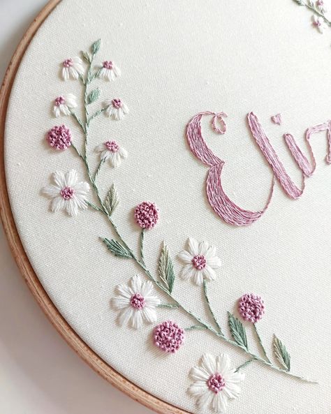 ☆KasnakHome / Needle Painting☆ (@kasnakhome) • Instagram photos and videos Cute Hand Embroidery Designs, Embroidery Marigold, Back Stitch Embroidery Design, Embodari Design, Baby Embroidery Ideas, Embroidery And Painting, Mothers Day Embroidery, Needle Painting, Embroidery Hoop Art Diy