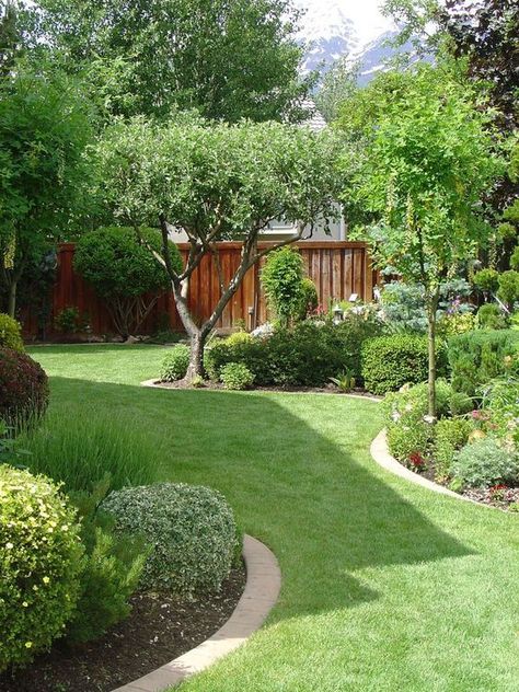 Small Yard Landscaping, Small Garden Landscape, Small Backyard Gardens, Backyard Pools, Meteor Garden 2018, Garden Shrubs, Landscaping Tips, Garden Landscape Design, Diy Landscaping