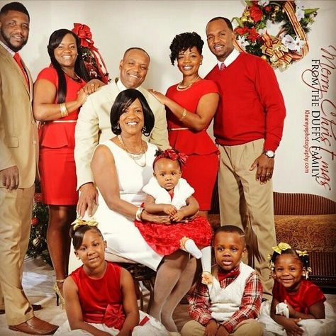 Red And Gold Christmas Family Photos, Black Family Christmas Photos, Christmas Family Photos Black People, Family Christmas Pictures Black People, Generational Photoshoot, Big Family Photo Shoot Ideas, Mommy Of Two, Christmas Photography Family, Big Family Photos