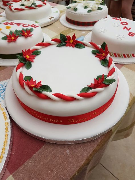 Square Christmas Cake Designs, Cake Decorating Ideas Christmas, Modern Christmas Cake, Xmas Cake Decorating, Cake Serving Chart, Fondant Christmas Cake, Xmas Cakes, Traditional Christmas Cake, Christmas Cakes Easy