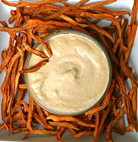 Raw Sweet Potato Fries with Chipotle Mayo... OH yum... Savoury Dips, Fried French Fries, Raw Sweet Potato, Chipotle Seasoning, Chipotle Mayo, Eating Vegan, Stuffed Sweet Potato Healthy, Vegan Raw, Vegan Sweet Potato