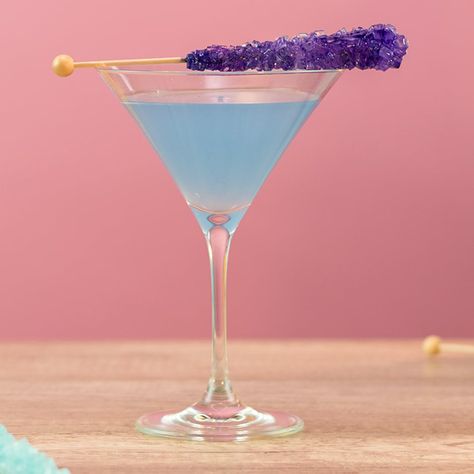 Candy martini drinks don't get any crazier than this Rock Candy Martini. This awesome candy Hpnotiq cocktail recipe mixes up Hpnotiq, vodka, and pineapple juice, and is garnished with Blue Rock Candy for even more sweet Hpnotiq drink goodness. Rock Candy Cocktail, Hpnotiq Drinks, Candy Alcohol, Skittle Vodka, Blue Rock Candy, Jolly Rancher Vodka, Classic Vodka Cocktails, Euphoria Party, Progressive Dinner