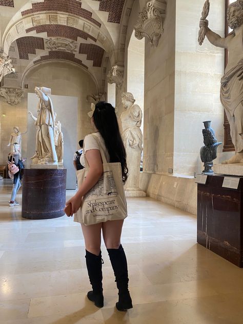 Bestie ❤️🇫🇷 Shakespeare and company tote. Photo inspo for a summer in Paris. Outfit inspo. Fashion inspo. Travel. European summer. Plus size fashion #fashion #fashioninspo #aesthetic #europe #paris #france #southoffrance #plussizefashion #plussizeoutfits #outfitideas #outfits #theeffieltower #shakespeareandcompany #shakespeare Summer In Paris Outfit, Summer Plus Size Fashion, Aesthetic Europe, Shakespeare And Company, Paris Summer, Summer Plus Size, European Summer, South Of France, Photo Inspo