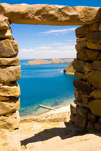 Lago Titicaca, Perú, es el lago más alto del mundo. Esta página muestra donde se puede ir en aventuras activos en Perú. Lago Titicaca Peru, Lake Titicaca Peru, Ocean And Beach, Lake Titicaca, Peru Travel, Travel South, South America Travel, Machu Picchu, America Travel