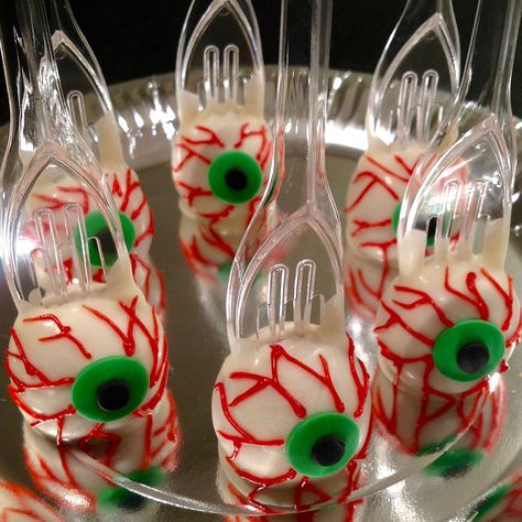 Halloween Eyeball Recipes That Aren’t Peeled Grapes Eyeball Cake Pops, Menu Halloween, Pasteles Halloween, Cake Pop Tutorial, Cute Halloween Treats, Postres Halloween, Halloween Donuts, Halloween Cake Pops, Halloween Sweets