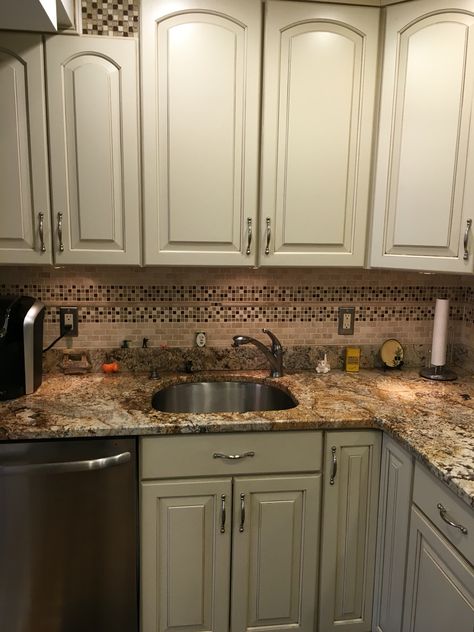 Love the cabinet / granite color combo Kitchen Cabinets Painted, Cabinets Colors, Grand Millennial Style, Cabinets Painted, Sage Green Kitchen, Painted Kitchen Cabinets Colors, Brown Granite, Grand Millennial, Green Kitchen Cabinets