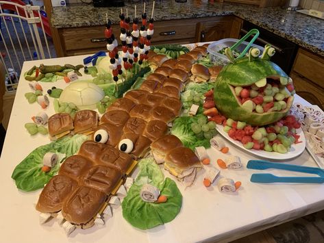 Safari animals food display: crocodile sandwich, hippo melon fruit bowl, pickle frog, pinwheel snails, honeydew turtles, cucumber snake Jungle Party Foods, Safari Theme Birthday Food Ideas, Animal Party Food Ideas, Jungle Food Party, Jungle Safari Food Ideas, Safari Theme Charcuterie Board, Jungle Birthday Food, Wild One Food Ideas, Safari Food Ideas