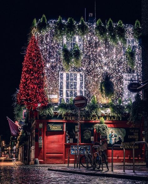 Christmas Romance Books, Christmas In Ireland, Ireland Aesthetic, Irish Christmas, Watercolor Eyes, Christmas Romance, Christmas In Europe, Love Ireland, Temple Bar