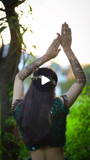 Mehandi Shoot Bride, Mehandi Look For Bride, Mehandi Shoot, Mehandi Look, Mehndi Shoot, Bridal Mehandi, Henna Wedding, Henna Tattoo, Henna Designs