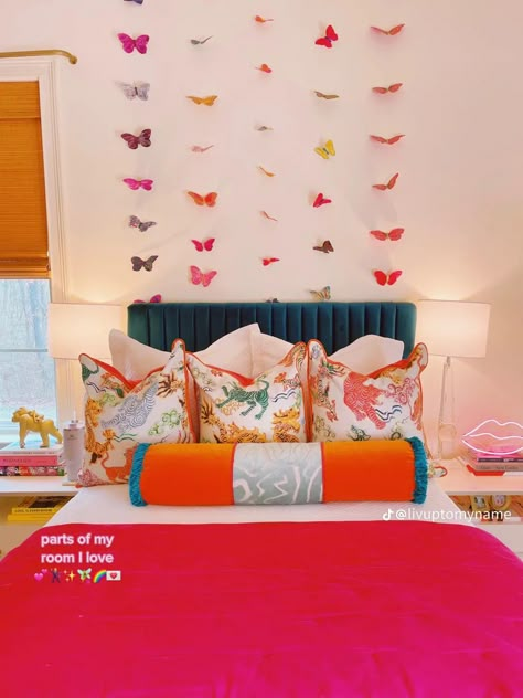 College Room Themes, Colorful Whimsical Bedroom, Postgrad Apartment, Groovy Room Aesthetic, Preppy Coconut Girl, Pink Maximalist, Maximalist House, Groovy Room, School Apartment