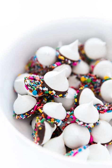 Confetti Meringue Kisses! Light crunch meringue dipped in chocolate and colorful sprinkles! A fun dessert that can be left out at parties and made ahead of time. Healthy Chocolate Zucchini Bread, Mini Meringues, Meringue Kisses, Fun Dessert, Chocolate Zucchini Bread, Dipped In Chocolate, Meringue Cookies, Chocolate Zucchini, Healthy Chocolate