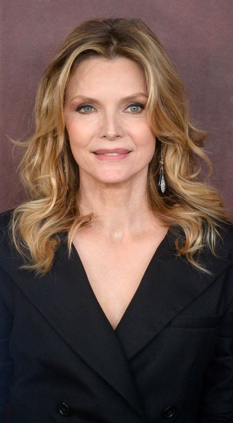 Michelle Pfeiffer 2022, Michelle Pfeiffer Now, Blonde Actresses Over 40, Michele Pfeiffer, Blonde Celebrities, Mom Beauty, 50s Women, Blonde Actresses, Michelle Pfeiffer