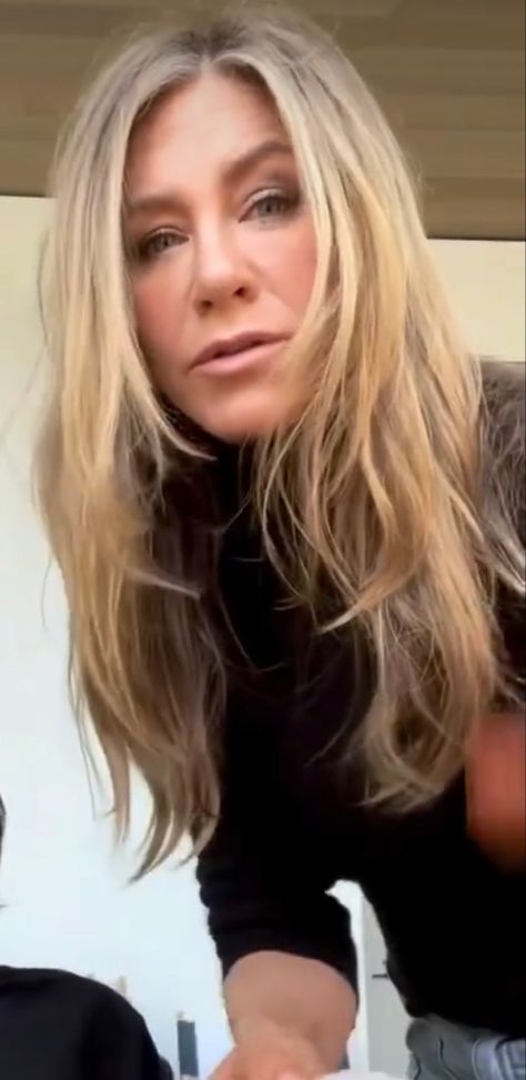 Salad Jennifer Aniston Video, Jenifer Aniston Selfie, Jennifer Aniston Selfie, Jennifer Video, Jennifer Aniston House, Jennifer Aniston Workout, Jennifer Aniston Hair Color, Viking Rune Tattoo, Jennifer Aniston Videos