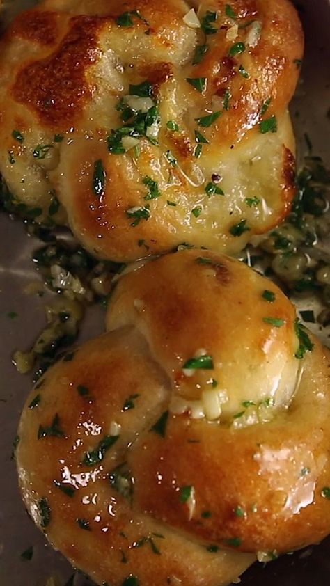 Cheesy Garlic Knots Recipe, Garlic Knots With Cheese, Cheesy Stuffed Bread, Cheesy Meals Dinners, Cool Cooking Videos, Cheesy Food Videos, Cheesy Recipes Videos, Cooking Ideas Videos, Party Food Videos