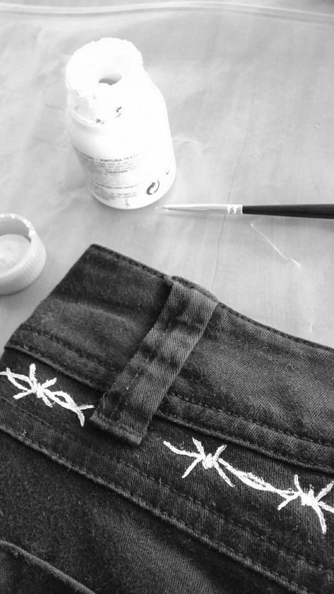 Sharpie Jeans Grunge, Diy Jeans Painting, Pants Custom Paint, Diy Pants Design, Punk Clothing Diy, Punk Shirt Diy, Diy Pants Jeans, Custom Jeans Aesthetic, Painting Pants Diy