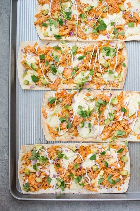 This skinny buffalo chicken flatbread pizza is a lighter way to enjoy the flavor of buffalo chicken wings. If you like it spicy, you'll love this healthy flatbread recipe! Healthy Flatbread Recipes, Buffalo Chicken Flatbread Pizza, Buffalo Chicken Flatbread, Healthy Flatbread, Chicken Flatbread Pizza, Flatbread Pizza Recipes, Stuffed Crust, Chicken Flatbread, Buffalo Chicken Pizza