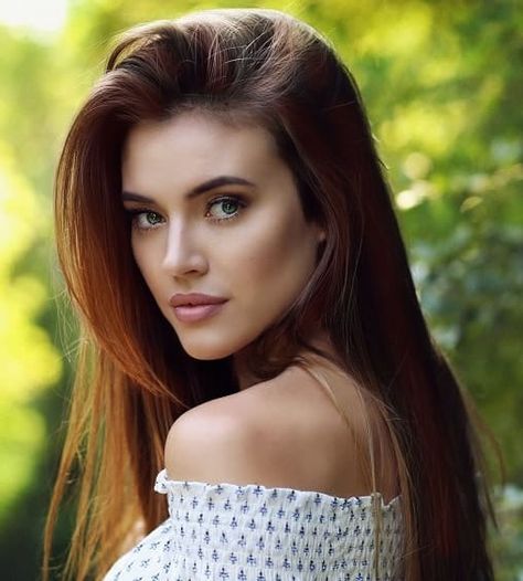 Brown hair (auburn highlights), blue/green eyes, fit Astoria Greengrass, Woman With Blue Eyes, Auburn Highlights, Brown Hair Blue Eyes, Blue Green Eyes, Ways To Be Happier, Auburn Hair, Chapter 1, Green Hair