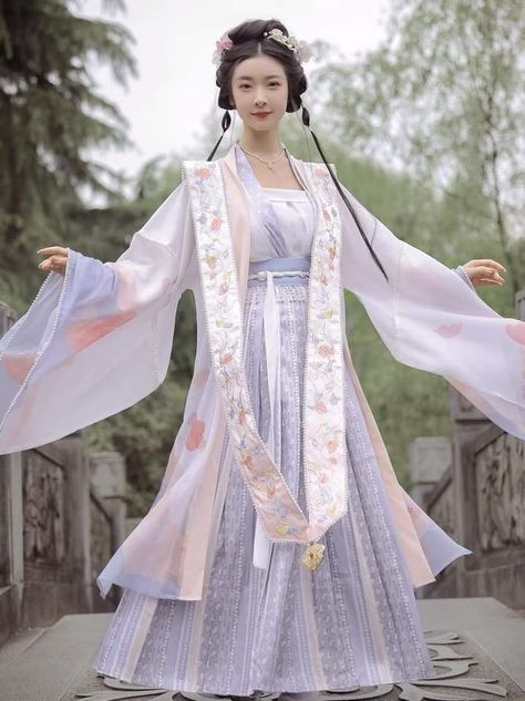 Chinese Historical Fashion, Traditional Chinese Clothing, Dress Traditional, Princess Cosplay, Hanfu Dress, Outfit Vintage, Fairy Princess, Chinese Clothing, Traditional Fashion