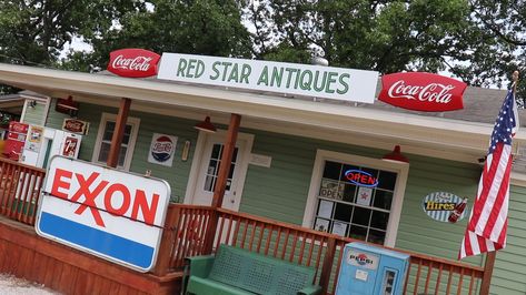 Joey VanMatre is a serious Coca-Cola collector and memorabilia dealer. His shop Red Star Antiques in Mountain Home is full of all sorts of collectibles: from signs and advertising to Arkansas specific roadside pieces or his knock-out restored soda machines – there’s something for every nostalgic heart. Join Busvlogger as he takes a step back … Mountain Home Arkansas, Arkansas Road Trip, Fireworks Photo, Arkansas Travel, Craftsman Farmhouse, Visit Yellowstone, Soda Machines, Twin Lakes, Retro Diner