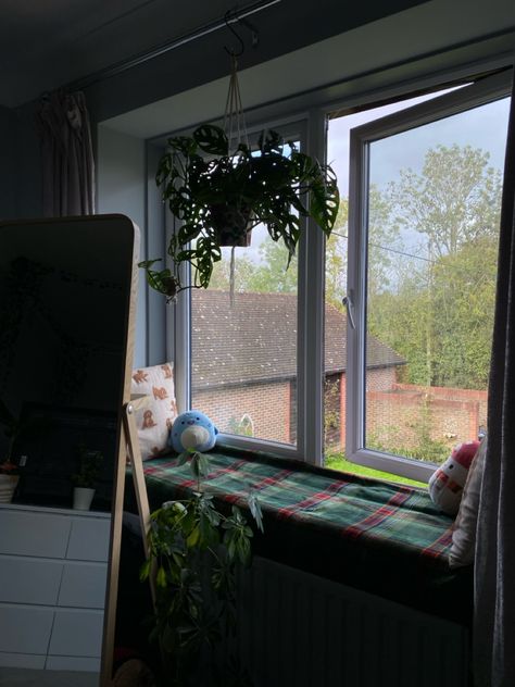 Cute and cosy window seat #aesthetic #cosy #cute #comfy Room Ideas With Window Seats, Window Sill Sitting Area, Window Seat Bedroom Aesthetic, Window Nook Aesthetic, Small Window Seat Ideas Bedroom, Small Window Room Decor, Windowseat Aesthetic, Window Seat Ideas Bedroom, Seated Window