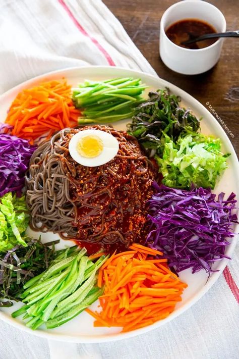 Korean Noodle Salad, Korean Salad, Korean Cold Noodles, My Korean Kitchen, Recipe Korean, Noodle Salad Cold, Spicy Noodle, Pork Wraps, Red Cabbage Salad