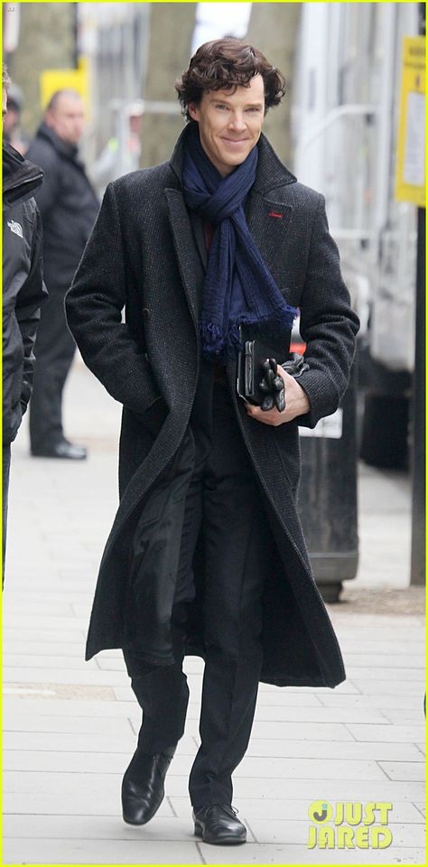 Benedict Cumberbatch: THAT SMILE! Sherlock Bbc Outfit, Benedict Cumberbatch Outfit, Sherlock Holmes Outfit Ideas, Sherlock Holmes Outfit, Sherlock Costume, Sherlock Inspired Outfits, Benedict Cumberbatch Names, Sherlock Outfit, Sherlock Cosplay