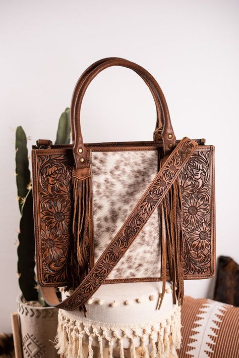 Western Bags Purses, Western Bag, Cowgirl Accessories, Front Fringe, Western Purses, Cowhide Bag, Western Accessories, Estilo Country, Genuine Leather Totes