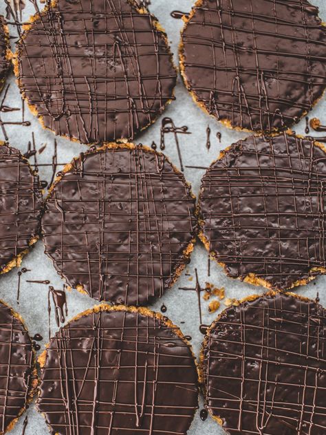 CHOCOLATE HOBNOB BISCUIT [mcvitie milk chocolate hob nobs copycat recipe] [topwithcinnamon] Hobnob Biscuits, Chocolate Hobnobs, Biscuits Cookies, Diy Chocolate, Kitchen Smells, Digestive Biscuits, Golden Syrup, Chocolate Syrup, Biscuit Cookies