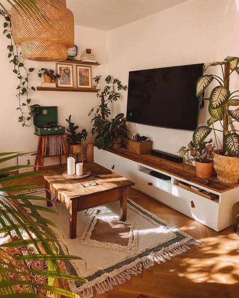 Apartment Decorating Earthy, Granola Apartment Aesthetic, Earthy House Aesthetic, Earthy Boho Living Room, Earthy Apartment, Farmhouse Gothic, Earthy Living Room Ideas, Bedroom Layout Design, Living Room Design Boho