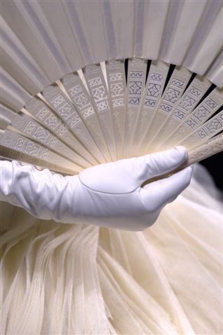 Dior fan A Night At The Opera, Southern Ladies, Christian Dior Haute Couture, Dior Haute Couture, Hand Fans, Hand Held Fan, White Gloves, Shades Of White, Southern Belle