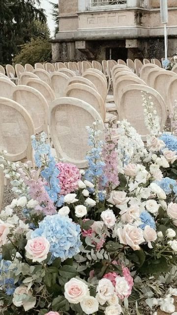 Beachy Floral Wedding, Hints Of Blue Wedding, Beachy Wedding Flowers, Wedding Isles Ideas, Bridgeton Wedding, Pastel Floral Arrangements, Spring Wedding Ceremony, Pastel Wedding Theme, Wedding Theme Color Schemes