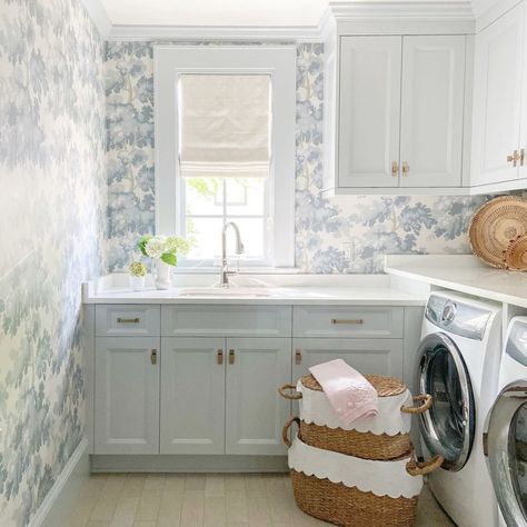 Grandmillennial Laundry Room, Laundry Room Ideas Coastal, Grandmillenial Laundry, Laundry Room Grandmillenial, Cape Cod Laundry Room, Gorgeous Laundry Room, Neutral Wallpaper Laundry Room, Grandmillenial Laundry Room, Blue Wallpaper Laundry Room