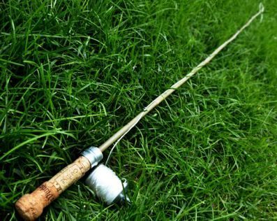 How to make a recycled fishing pole | Recycled Crafts | CraftGossip.com Diy Fishing Pole, Diy Fishing Rod, Diy Gifts To Make, Fishing Kit, Fishing Diy, Diy Father's Day Gifts, Kids Fishing, Fishing Birthday, Father's Day Diy