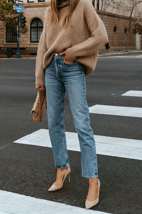 Beige Sweater Outfit, Sydney Winter, Turtleneck Sweater Outfit, Sweater And Jeans Outfit, Tee Outfits, Beige Handbag, Outfit Beige, Oversized Sweater Outfit, Fall Workwear