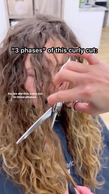 Haircuts For Wavy To Curly Hair, Naturally Curly Layered Hair, Wavy Haircut Mid Length, Butterfly Haircut On Long Curly Hair, Flattering Curly Haircuts, Short Haircuts For Frizzy Curly Hair, Butterfly Haircut For Thick Wavy Hair, Avoid Triangle Curly Hair, Short Curly Hair Hacks