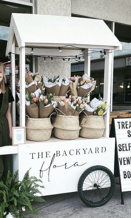 Pop Up Market Display Standing Shelves, Flower Truck Wedding, Flower Market Stall Display, Modern Market Display, Bouquet Building Station, Flower Shop Booth Design, Flower Stall Ideas, Floral Booth Display, Florist Pop Up Shop