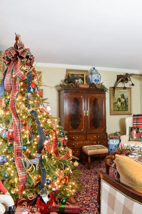 2018 Holiday Home Tour: Danielle’s Home {Part 1} Magnolia Christmas Decor, Historic Cottage, Southern Christmas, Easy Diys, Holiday Home Tour, Tartan Christmas, Gold Christmas Decorations, White Christmas Decor, Merry Little Christmas