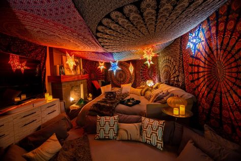 Romani House, Hangout Room Aesthetic, Cozy Hangout Room, Aesthetic Hangout Room, Sesh Spot, Sesh Room, Dope Rooms, Hangout Room, Winter Blanket