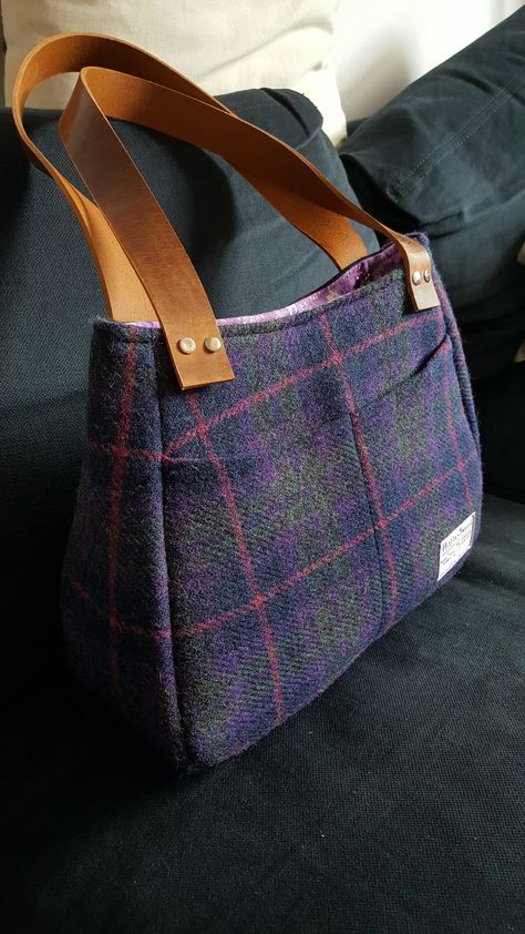 Making a bag with Harris Tweed (traditional Hebridean cloth) - Creativity post - Imgur Sewing Handbag, Tweed Purse, Wool Purse, Tweed Handbag, Purse Sewing Patterns, Tweed Bag, Sac Diy, Wool Bags, Sewing Bags