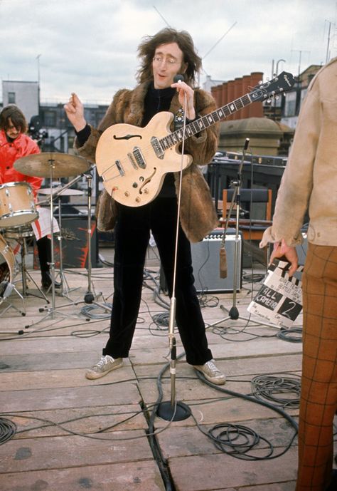 The Beatles' Rooftop Concert in 1969 (7) Beatles Photos, John Lennon Beatles, Beatles Pictures, Joan Baez, Joe Cocker, Beatles John, Yoko Ono, Rock N’roll, The Fab Four