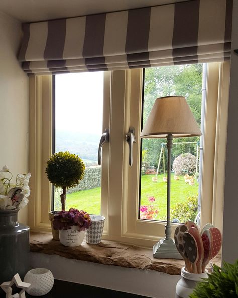 Kitchen window... Country home.. Cottage Windows Interior, Window Sill Decor, Country Cottage Homes, Cottage Windows, Cosy Lounge, Fairytale House, Barn Interior, Cottage Living Rooms, Dream Cottage