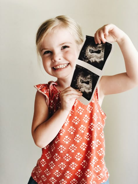 Sibling Ultrasound Pictures, Sibling Holding Ultrasound Photo Ideas, Sibling With Ultrasound Picture, Maternity Sibling Photography, Sibling Announcement Ideas, Ultrasound Pictures Announcement With Siblings, Pregnancy Announcement With Big Sister, Rainbow Baby Announcement With Sibling, Ultrasound Photoshoot