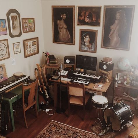 Tiny Home Studio Music, Music Studio Bedroom Small Spaces, Living Room Recording Studio, Cozy Home Studio Music, Music And Art Studio, Bedroom Recording Studio Setup, Boho Music Studio, Retro Music Studio, Home Studio Recording