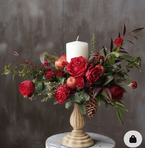 Christmas Candle Flower Arrangements, Christmas Rose Arrangement, Christmas Table Arrangements Floral, Christmas Flower Ideas, Christmas Centerpieces Wedding, Floral Arrangements Winter, Flower Arrangements Winter, Christmas Flower Centerpieces, Christmas Flowers Arrangements