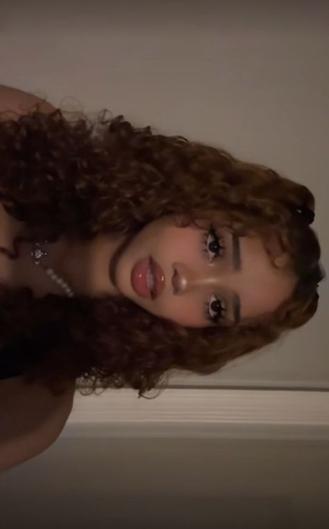 cute makeup for brown girls Pretty People Icons, Black Wet Hair Look, Black Bambi Beauty, Pretty Soft Makeup, Y2k Makeup Natural, Black Ppl Makeup, Makeup Looks For Curly Hair, Curly Hair Manifestation, Pretty Girl Makeup Looks